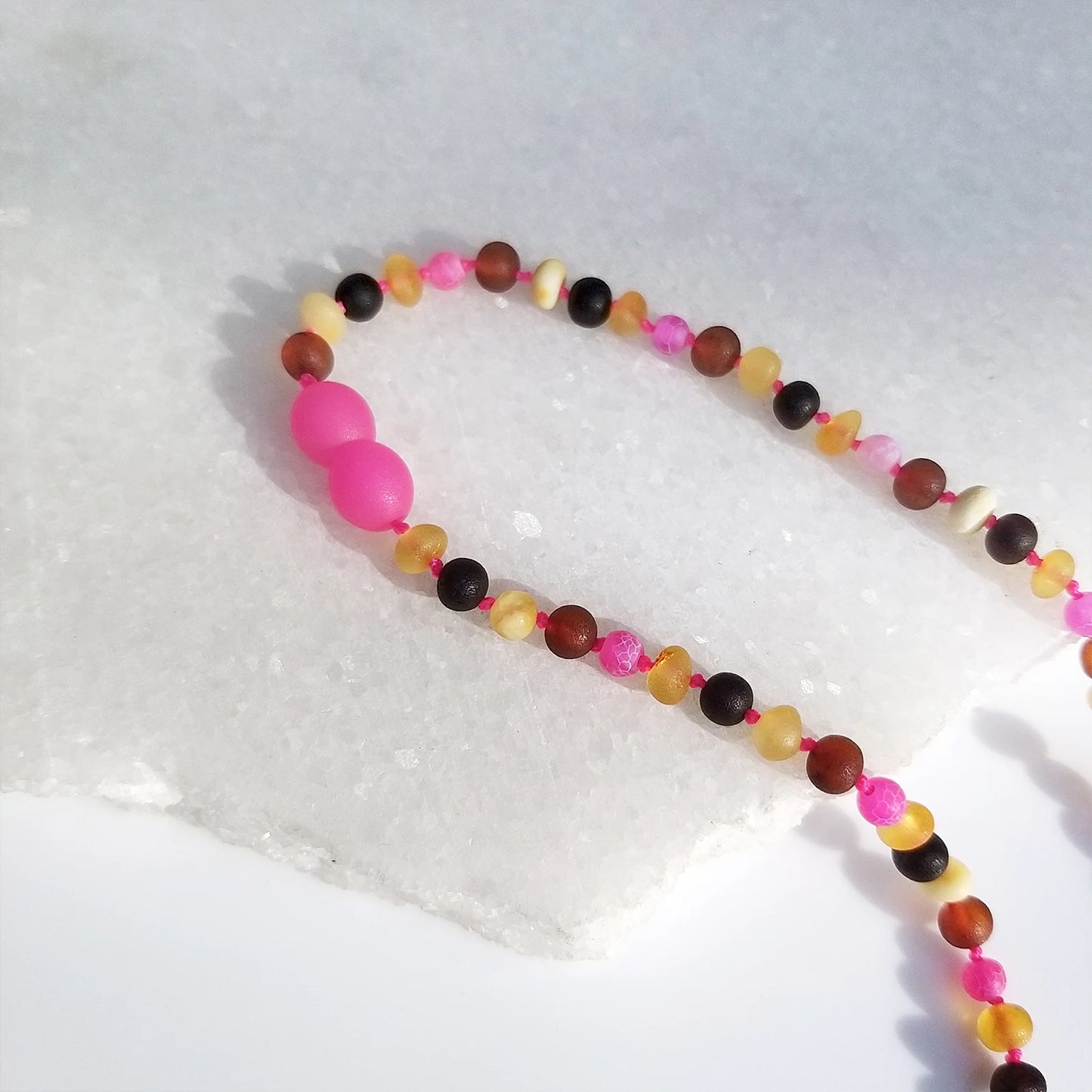 KALUNG AMBER DENGAN PINK FROST AGATE UNTUK JUNIOR. JN111