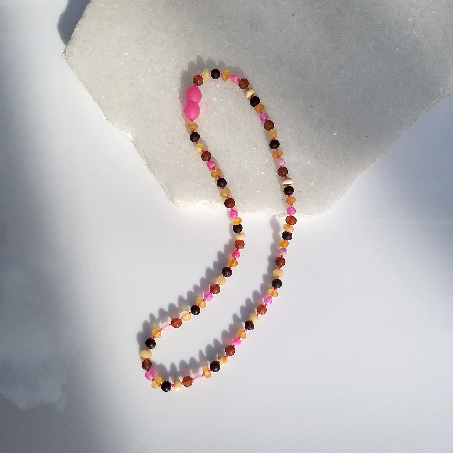 KALUNG AMBER DENGAN PINK FROST AGATE UNTUK JUNIOR. JN111